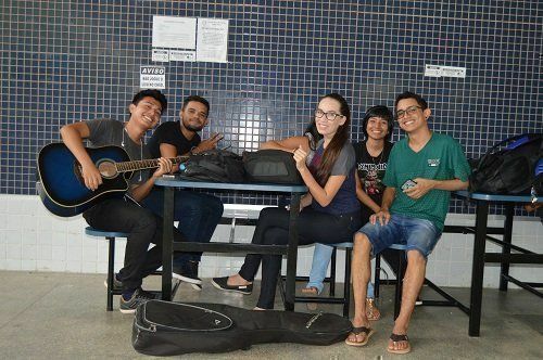  Douglas Oliveira, aluno do segundo período do curso de Música, aproveita a Semana do Estudante tocando violão para os amigos